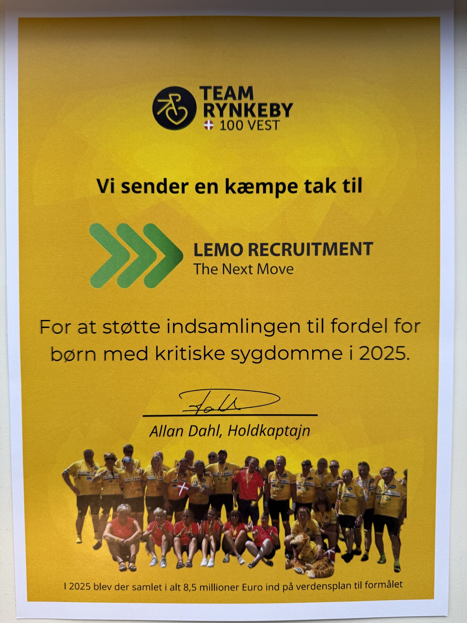 Team Rynkeby plakat takker LEMO Recruitment for støtte til børn med kritiske sygdomme.
