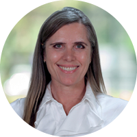 Portræt af glad kvinde fra LEMO Recruitment i hvid skjorte.